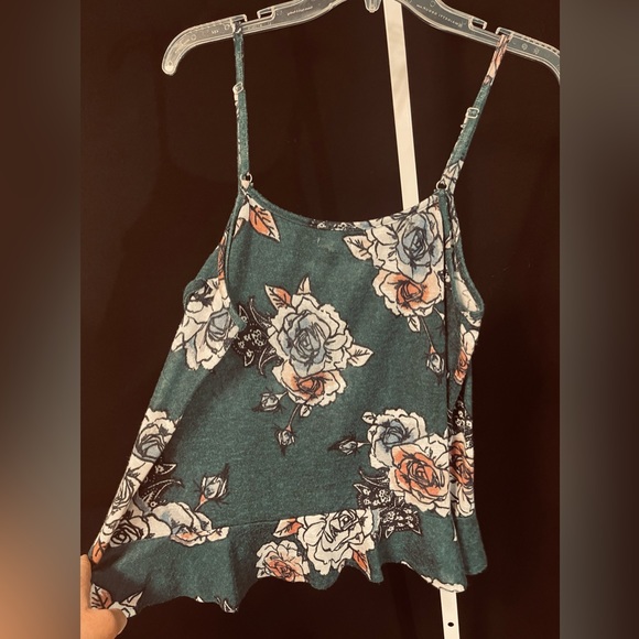 XL cute spaghetti strap blouse with faux wrap & Peplin on bottom for flattering - Picture 5 of 5